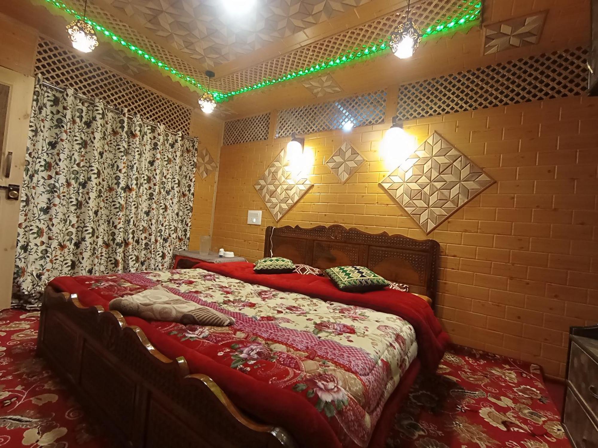 Resort House Boat New Rose Mary Srinagar (Jammu and Kashmir)