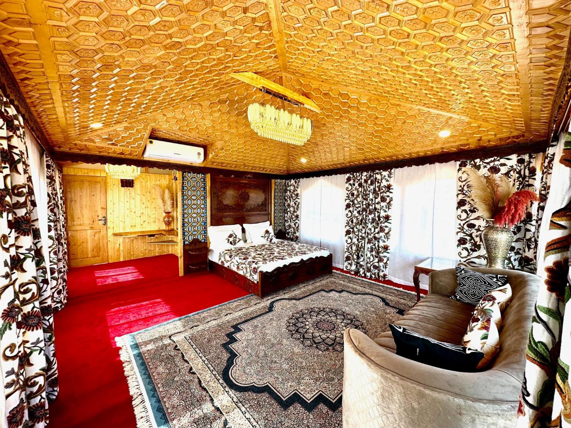 New Jacquline Heritage Houseboats