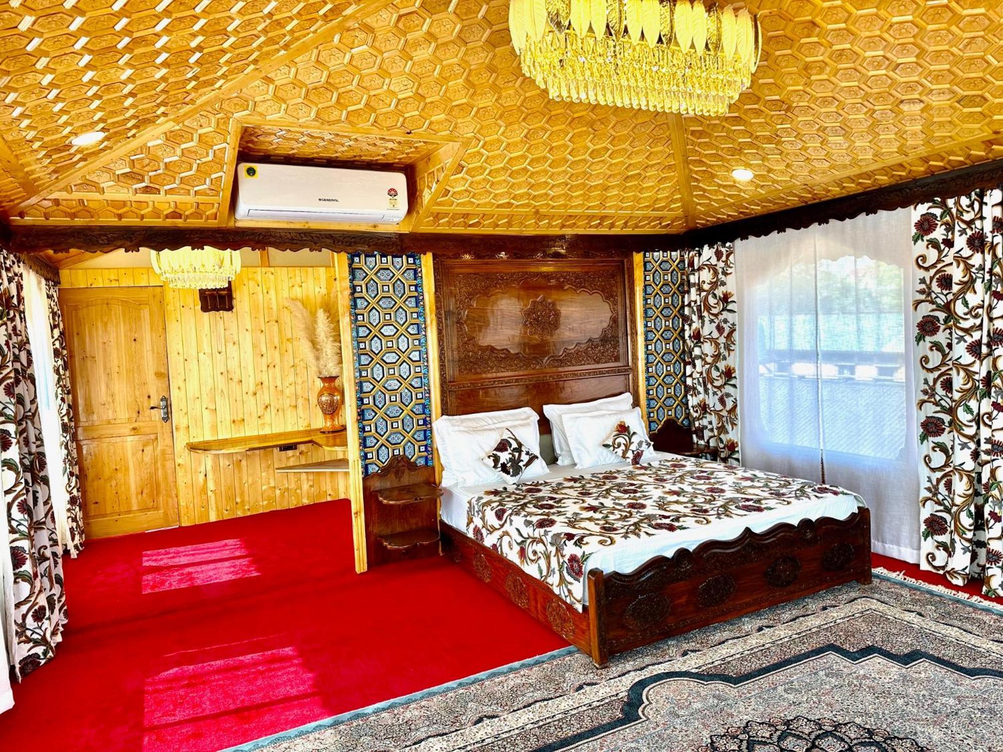 Hotel New Jacquline Heritage Houseboats 4*