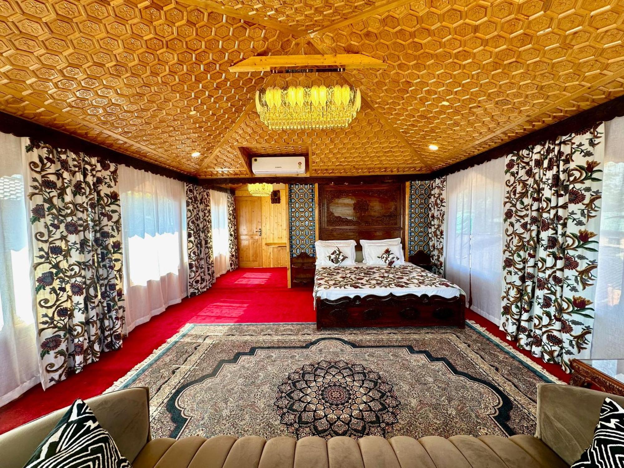 Hotel New Jacquline Heritage Houseboats