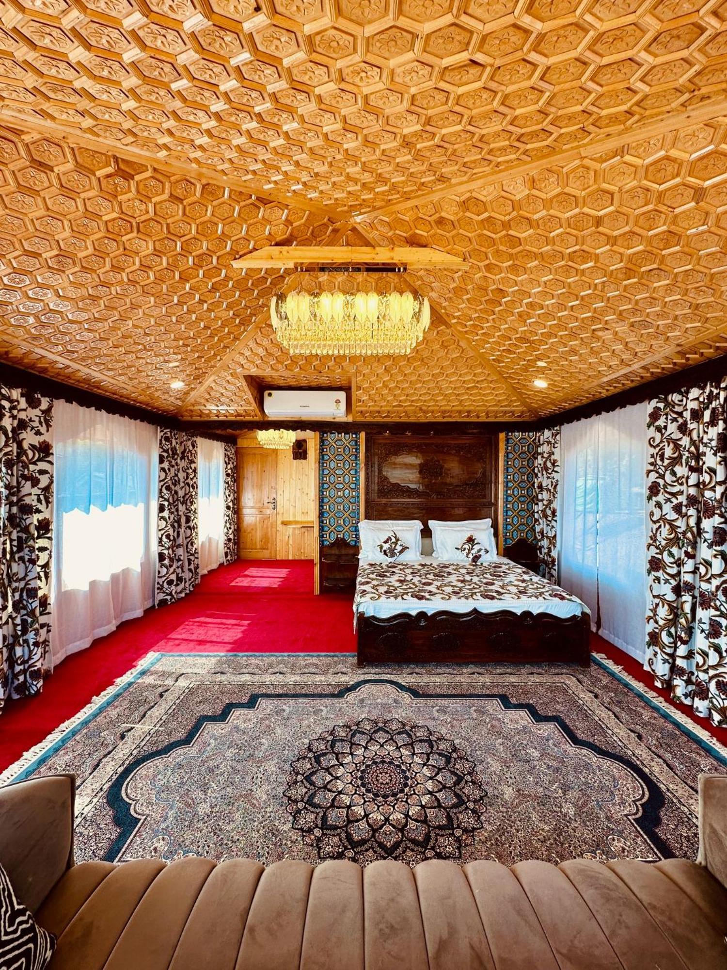 New Jacquline Heritage Houseboats 4*
