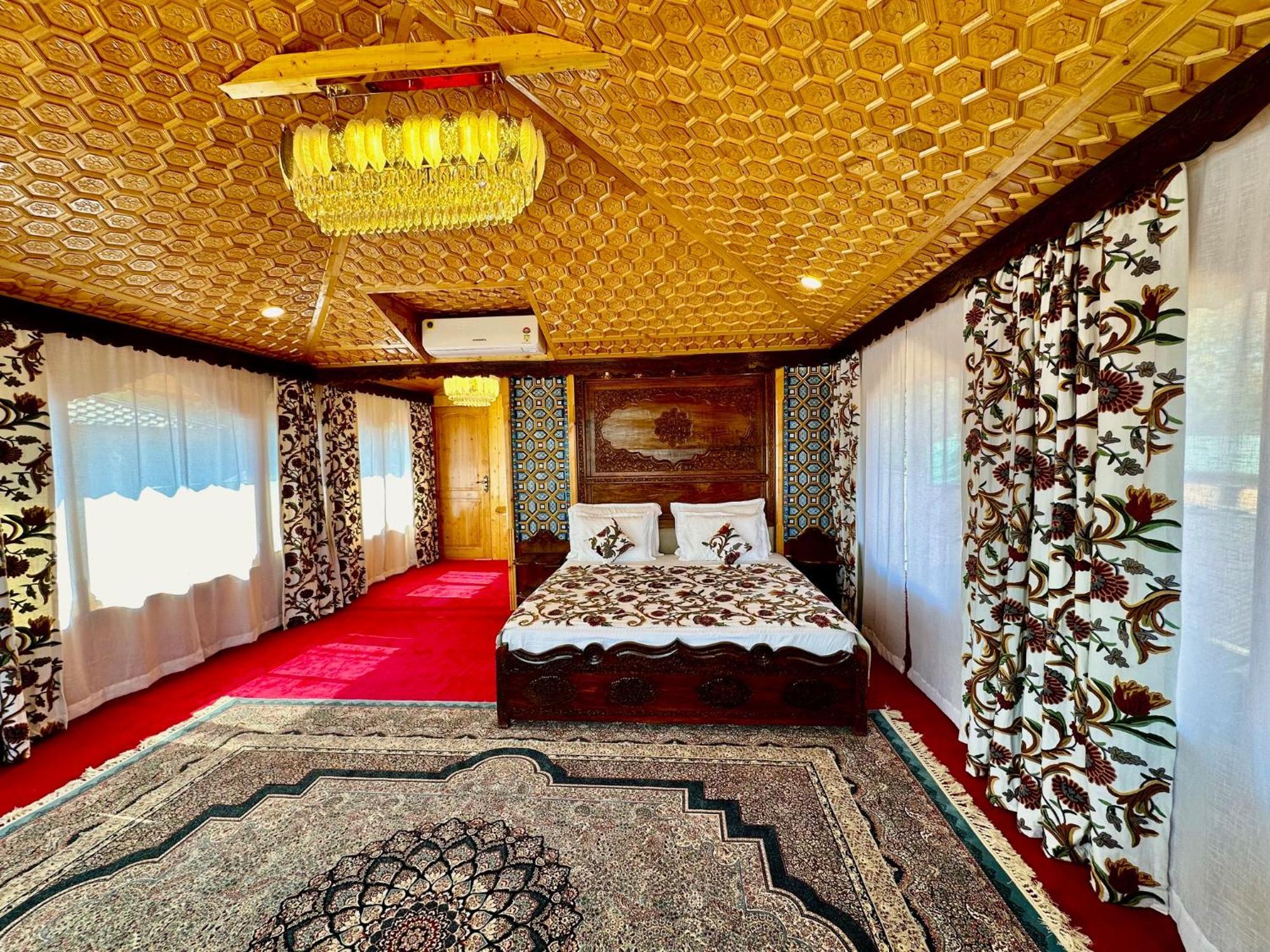 Hotel New Jacquline Heritage Houseboats 4*