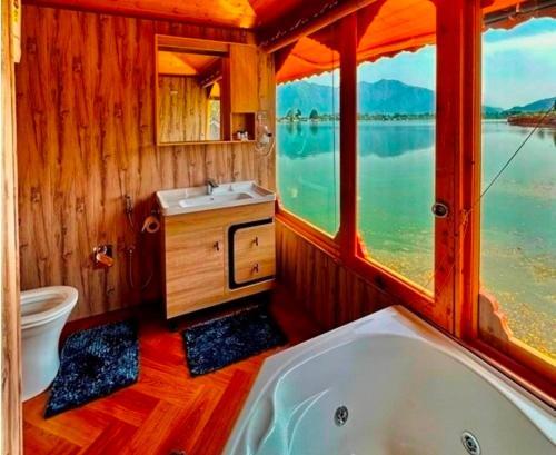 New Jacquline Heritage Houseboats 4*