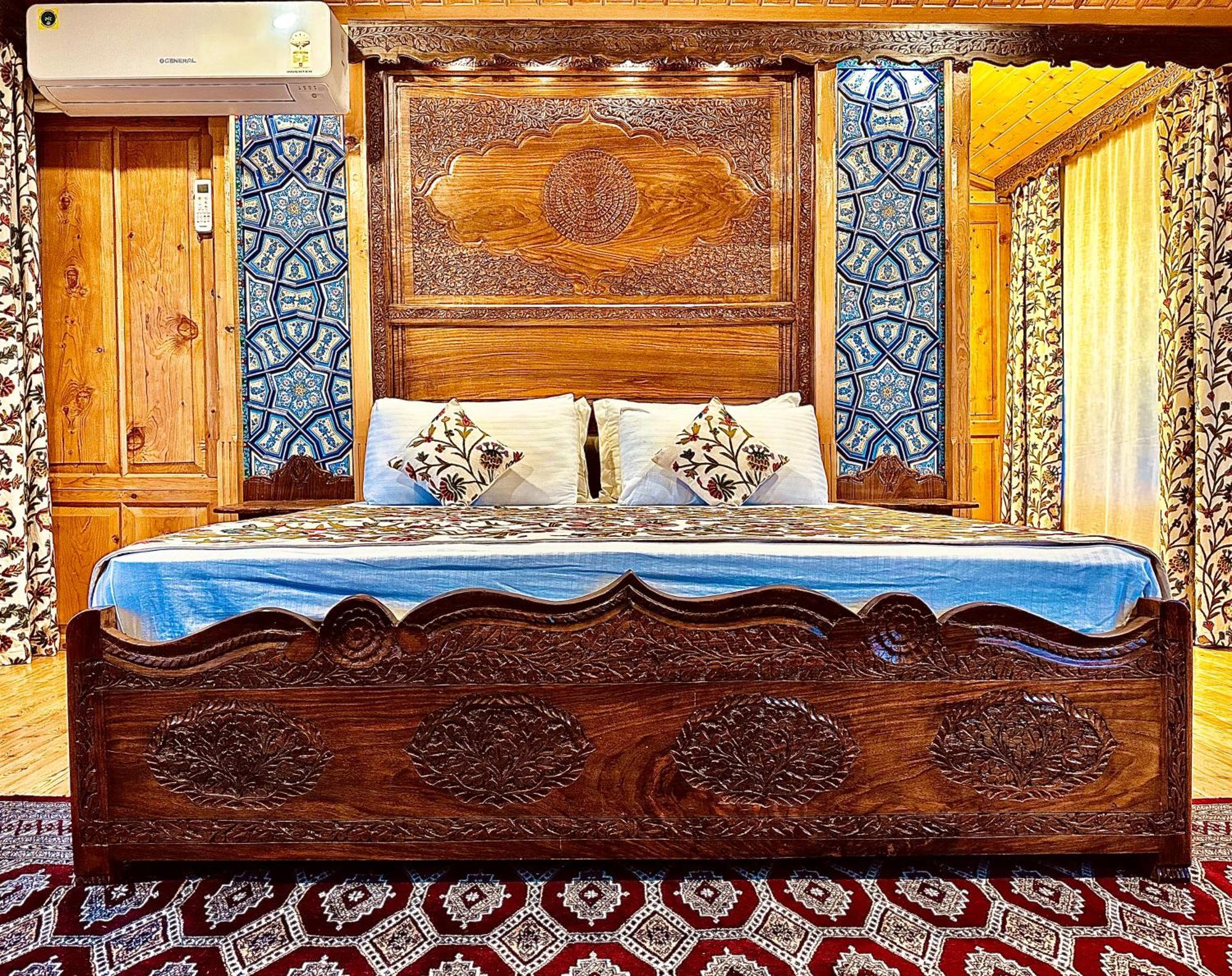 New Jacquline Heritage Houseboats Hotel 4*