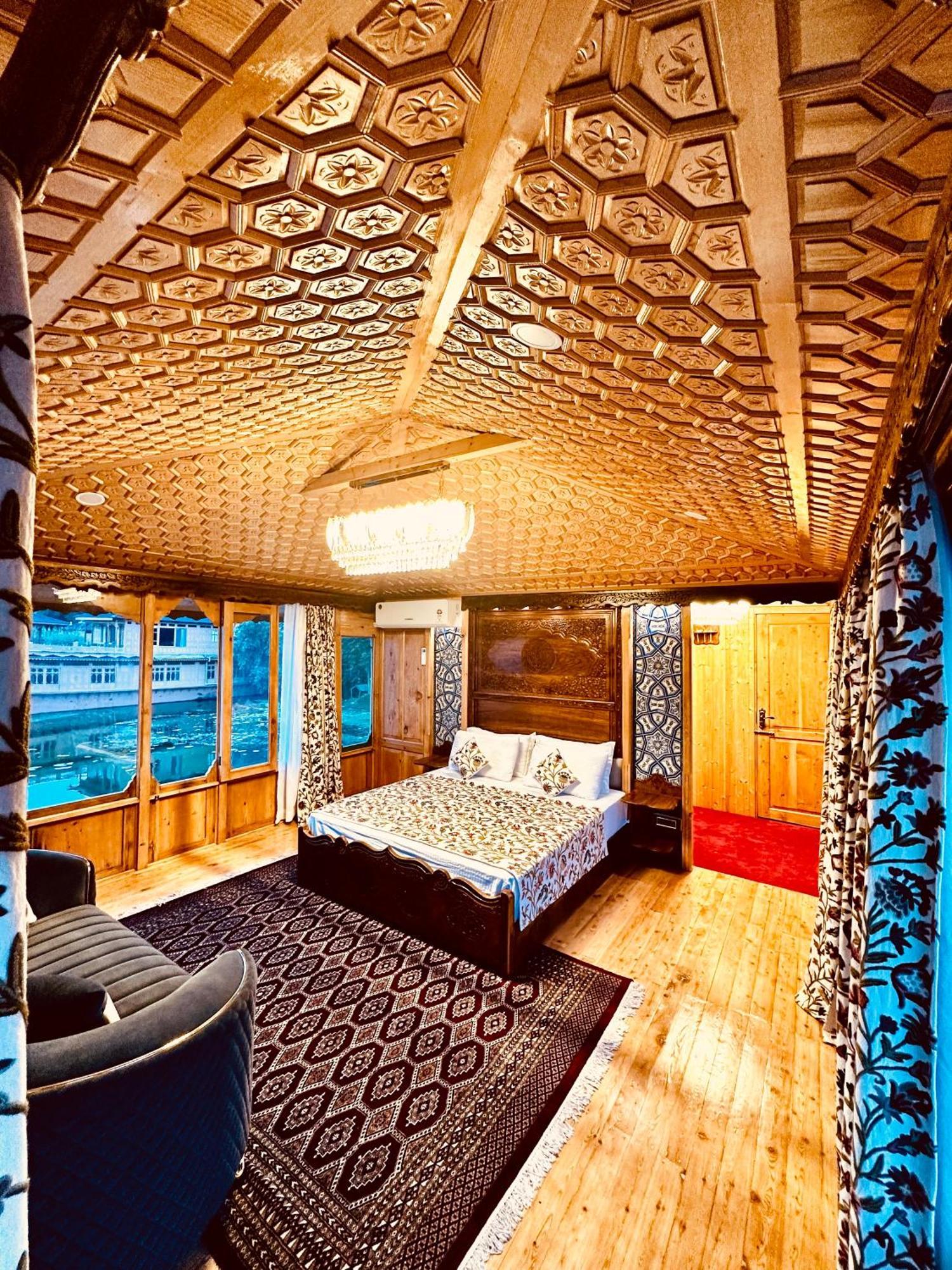 New Jacquline Heritage Houseboats Hotel Srinagar (Jammu and Kashmir)
