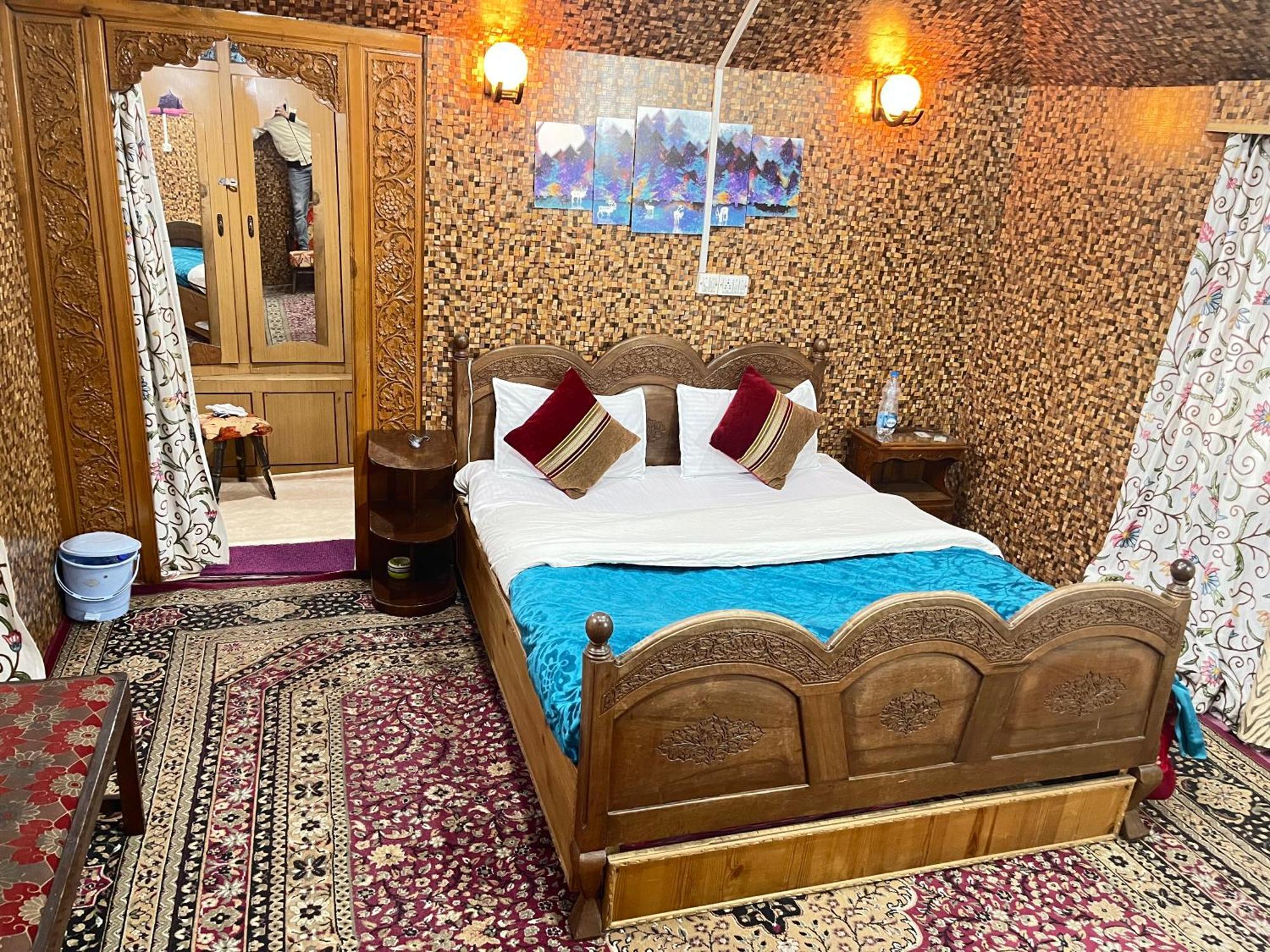 New Silver Jubilee Heritage Group Of Houseboats 3*