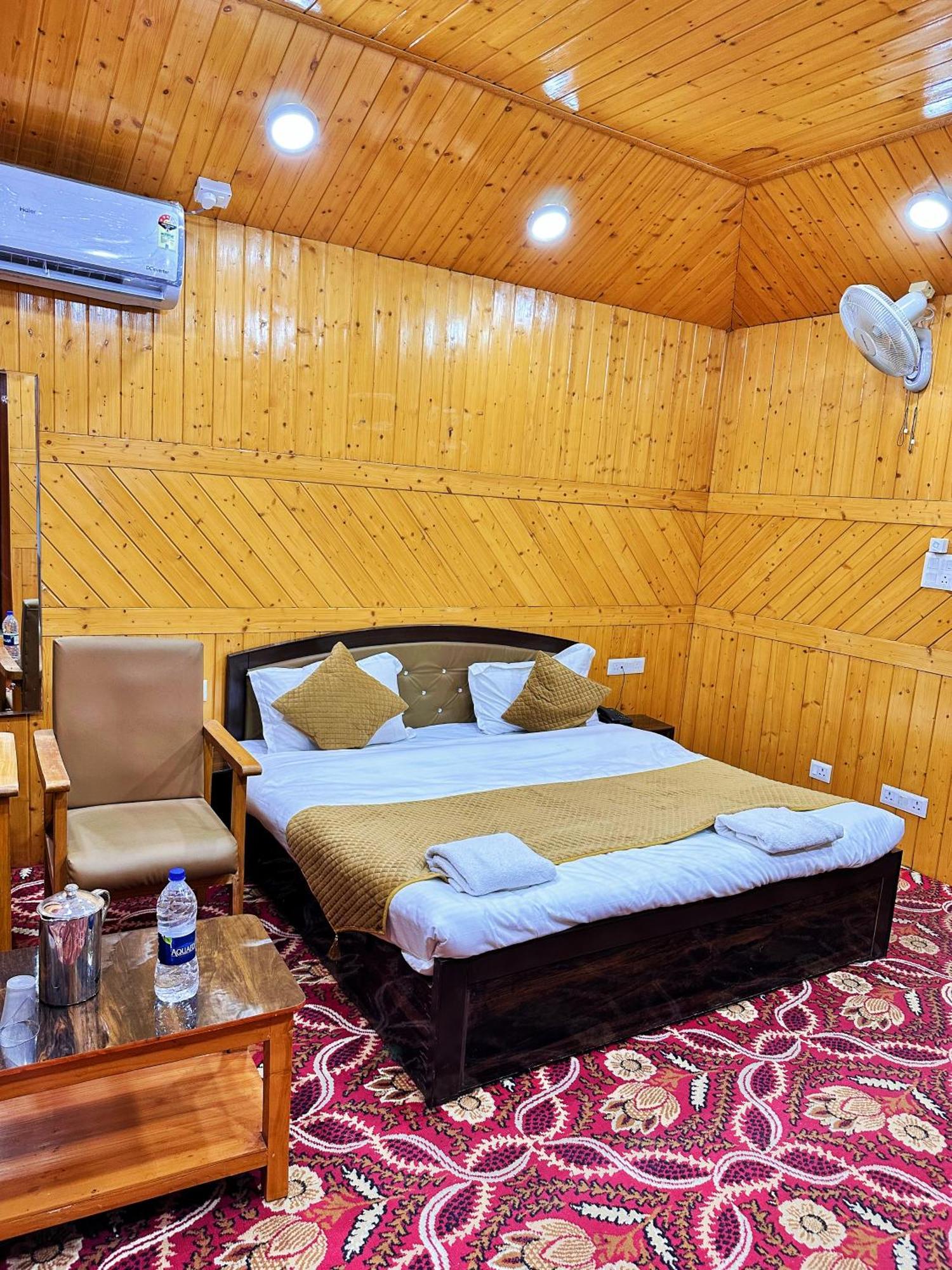 Roseline Srinagar (Jammu and Kashmir)