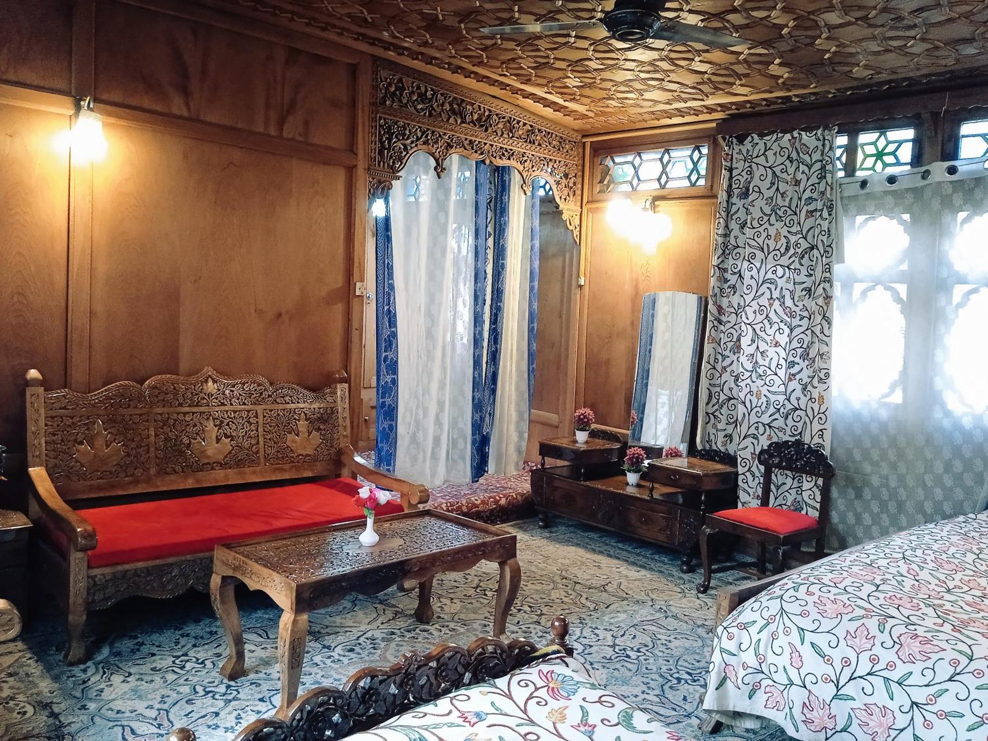 Jacqueline Houseboat * Srinagar (Jammu and Kashmir)