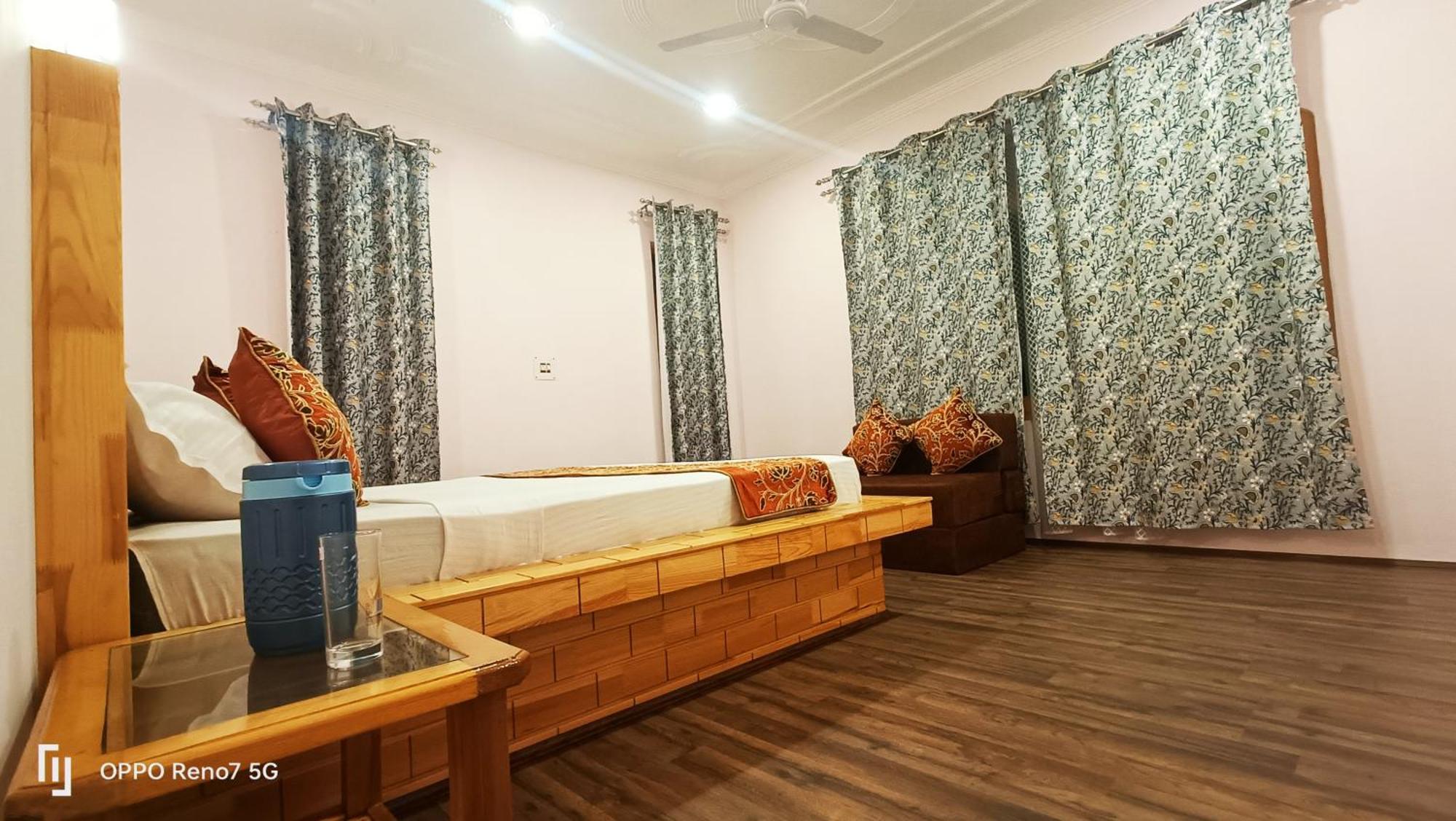 Hostel Moonshine *