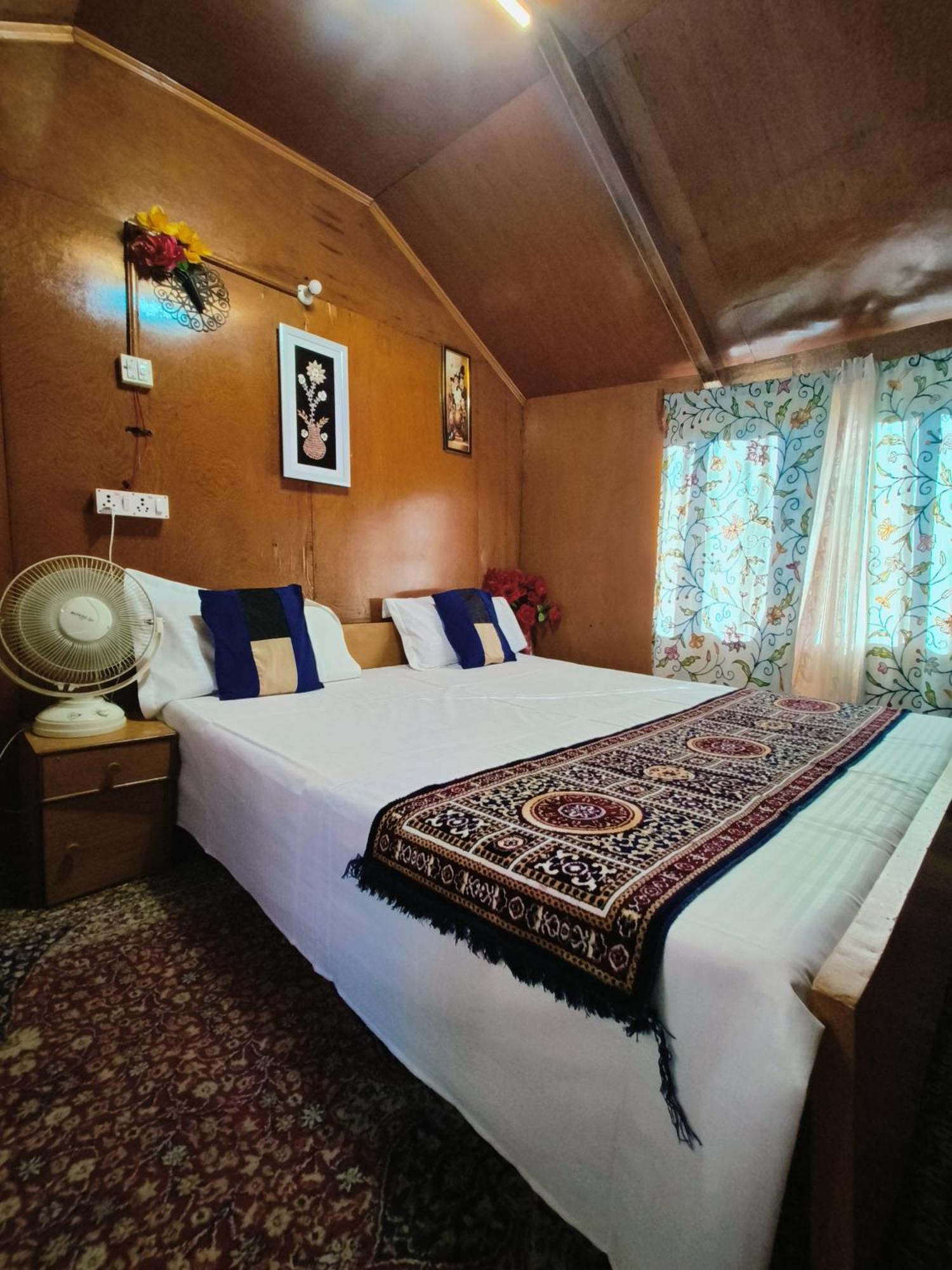 Houseboat New Suzan Botel Srinagar (Jammu and Kashmir)