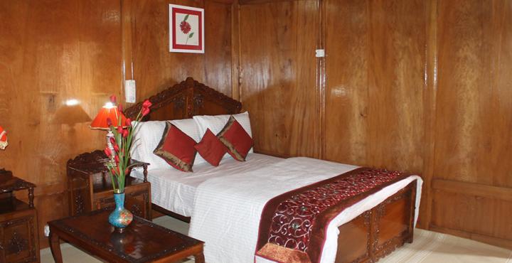 Naaz Kashmir Luxury Houseboat Botel