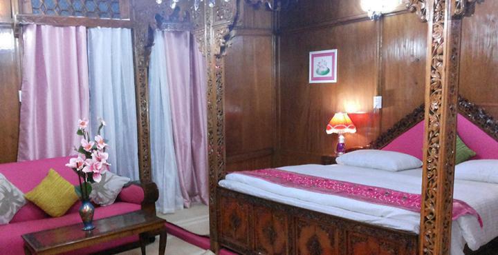 Naaz Kashmir Luxury Houseboat 4*