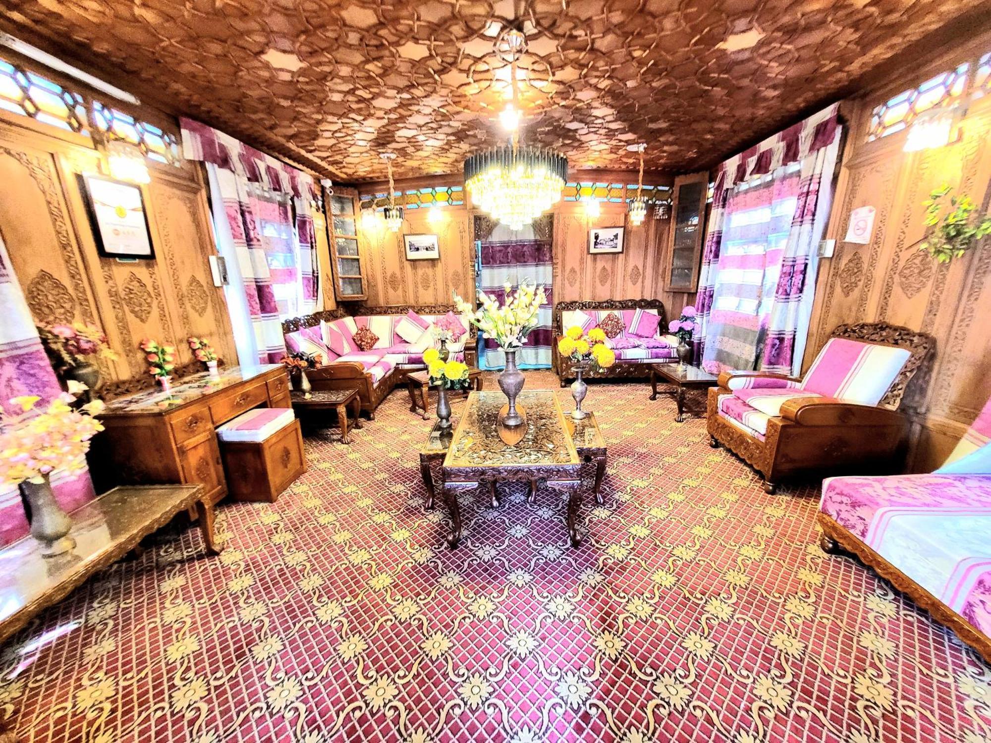 Aziz Group Of Houseboats Botel