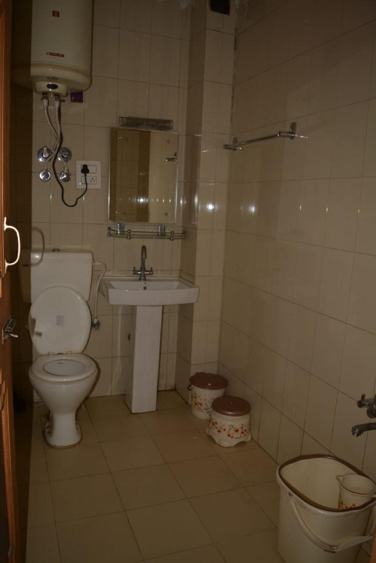 One Palace 2* Srinagar (Jammu and Kashmir)