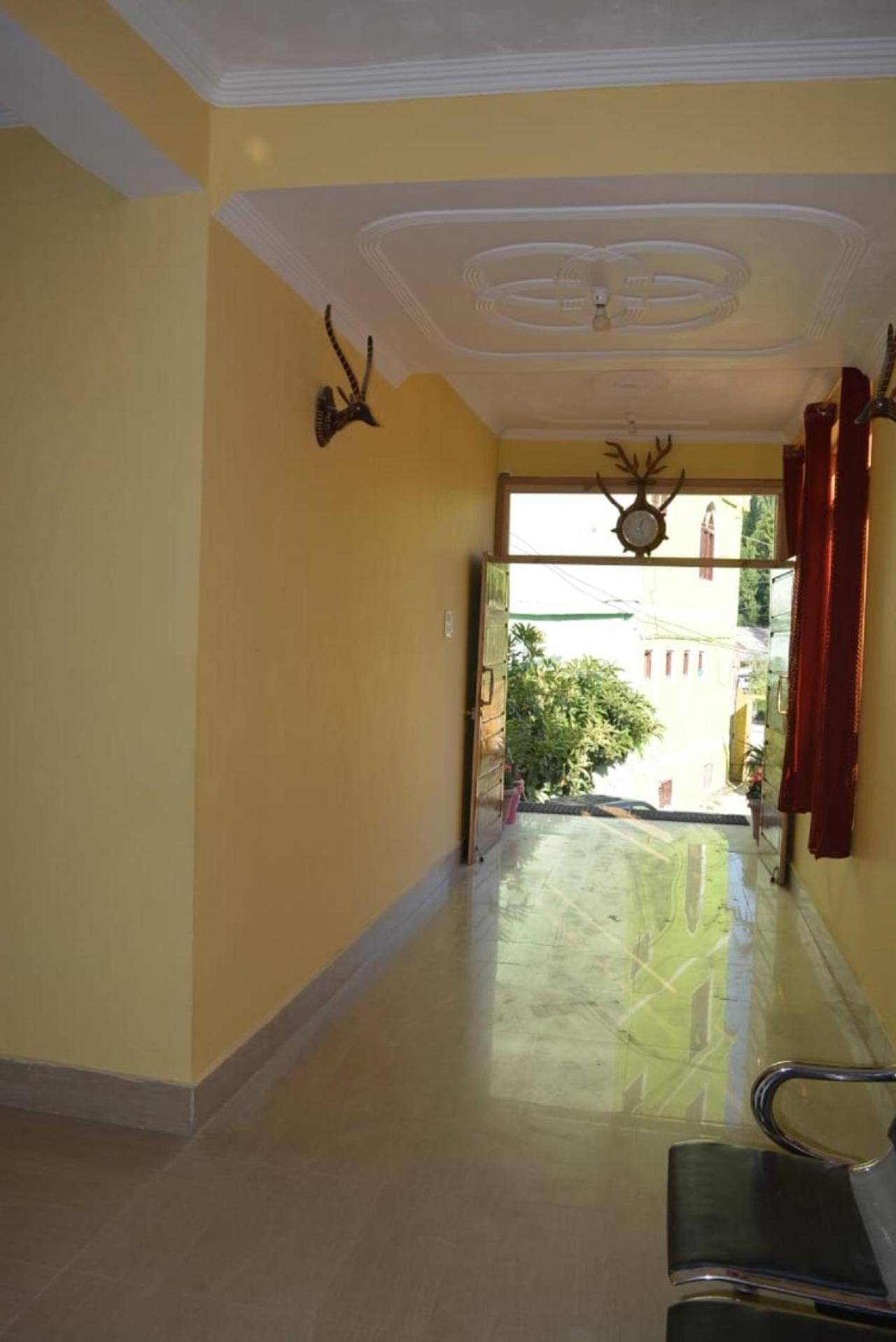 One Palace 2* Srinagar (Jammu and Kashmir)
