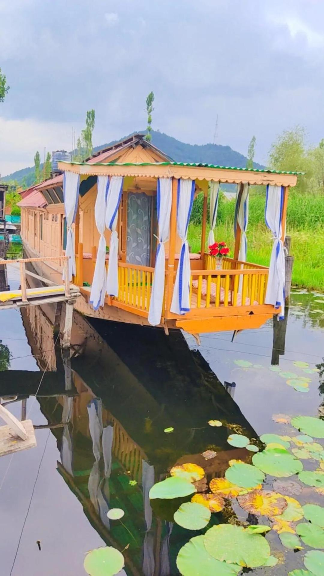Houseboat Young Wild Rose Hotel 3*