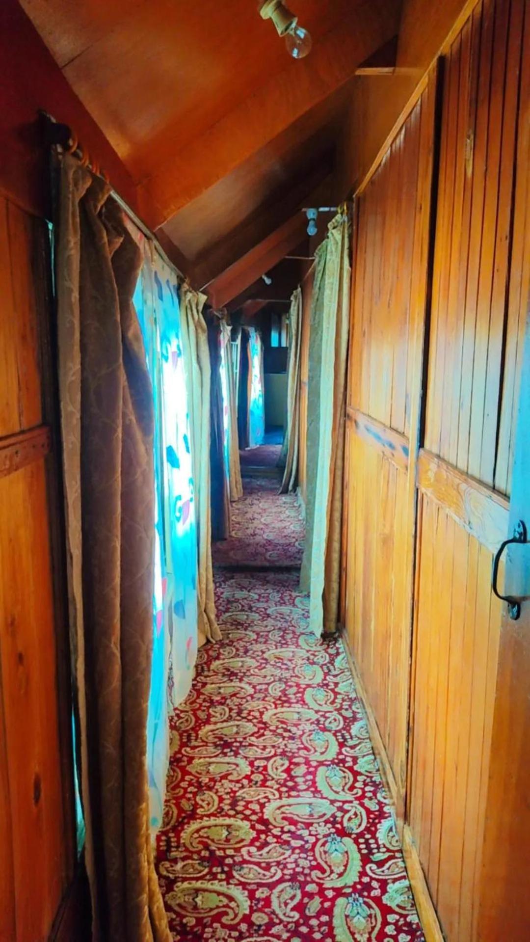 Hotel Houseboat Young Wild Rose