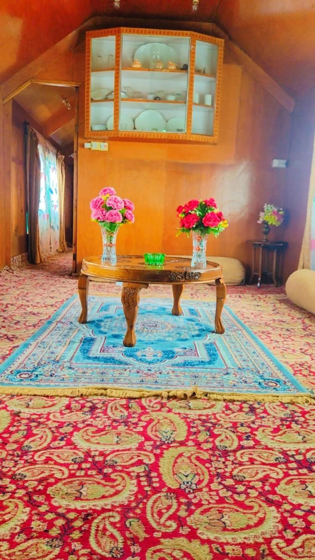 Houseboat Young Wild Rose