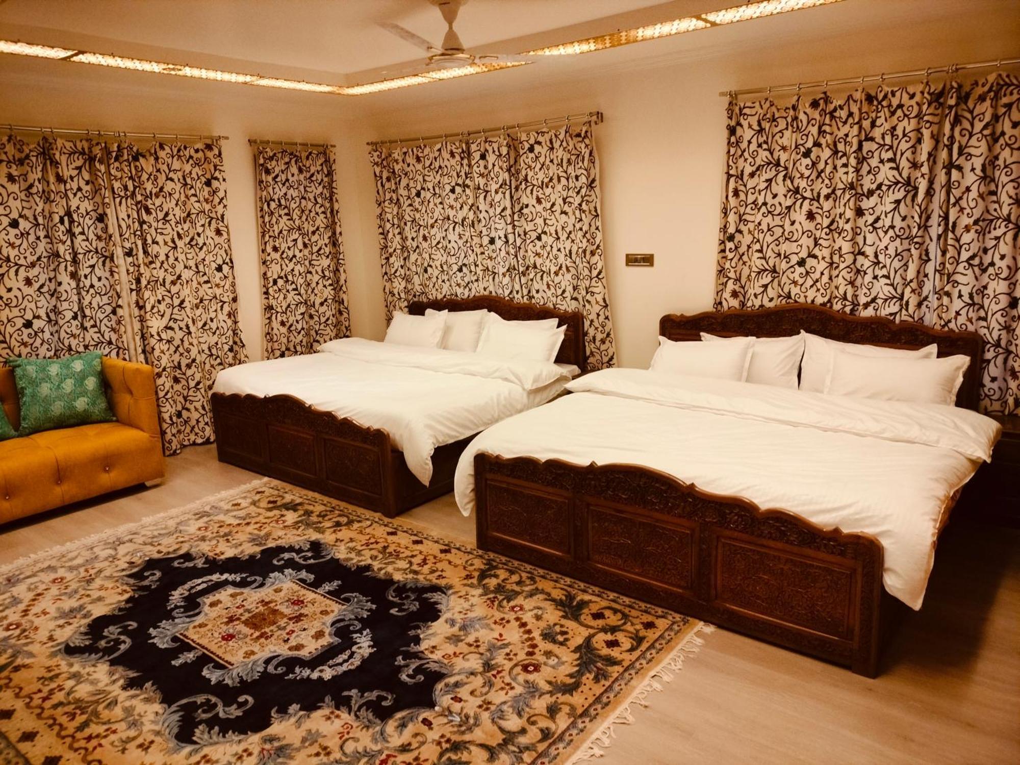 New Zamrood * Srinagar (Jammu and Kashmir)