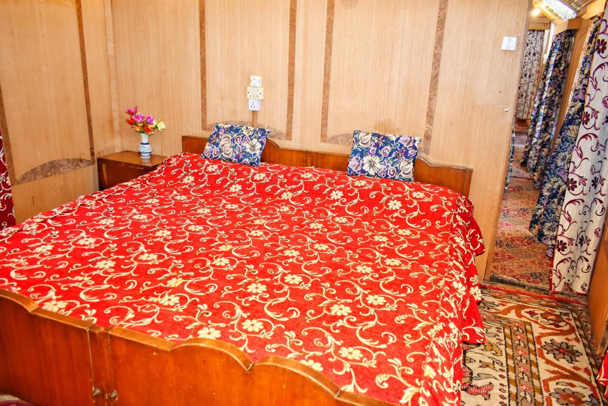 Apartment Houseboat Sumbul