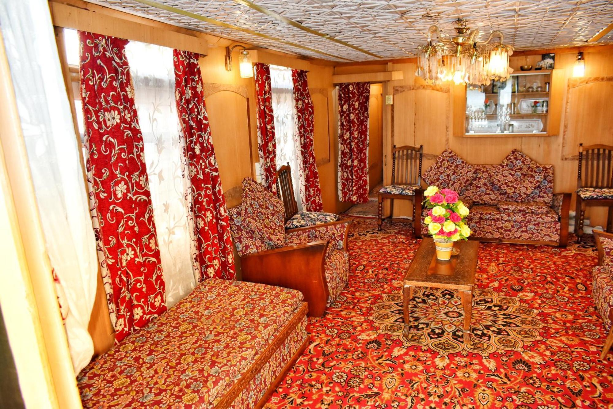 Houseboat Sumbul *