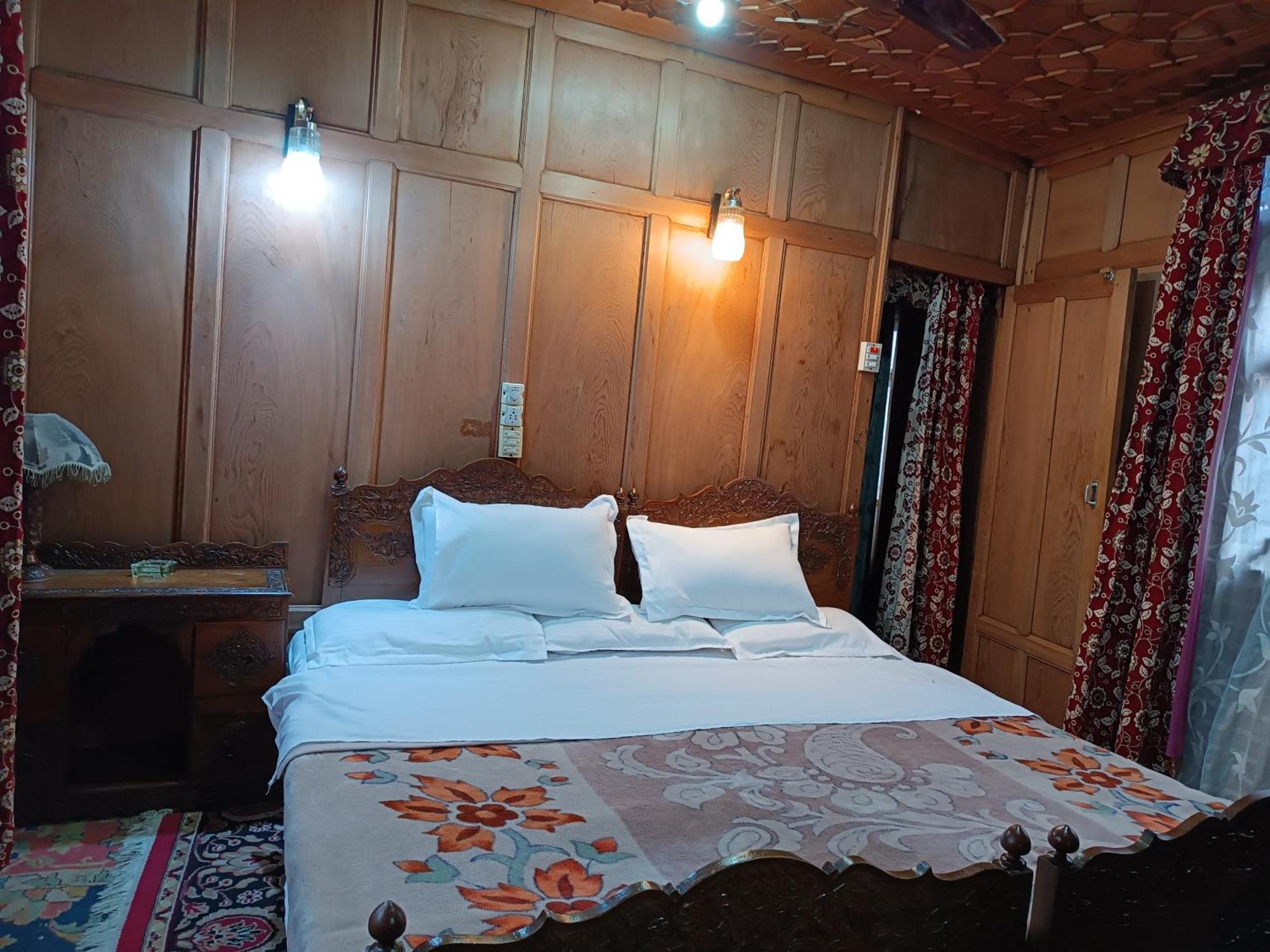 Apartment Houseboat Sumbul Srinagar (Jammu and Kashmir)