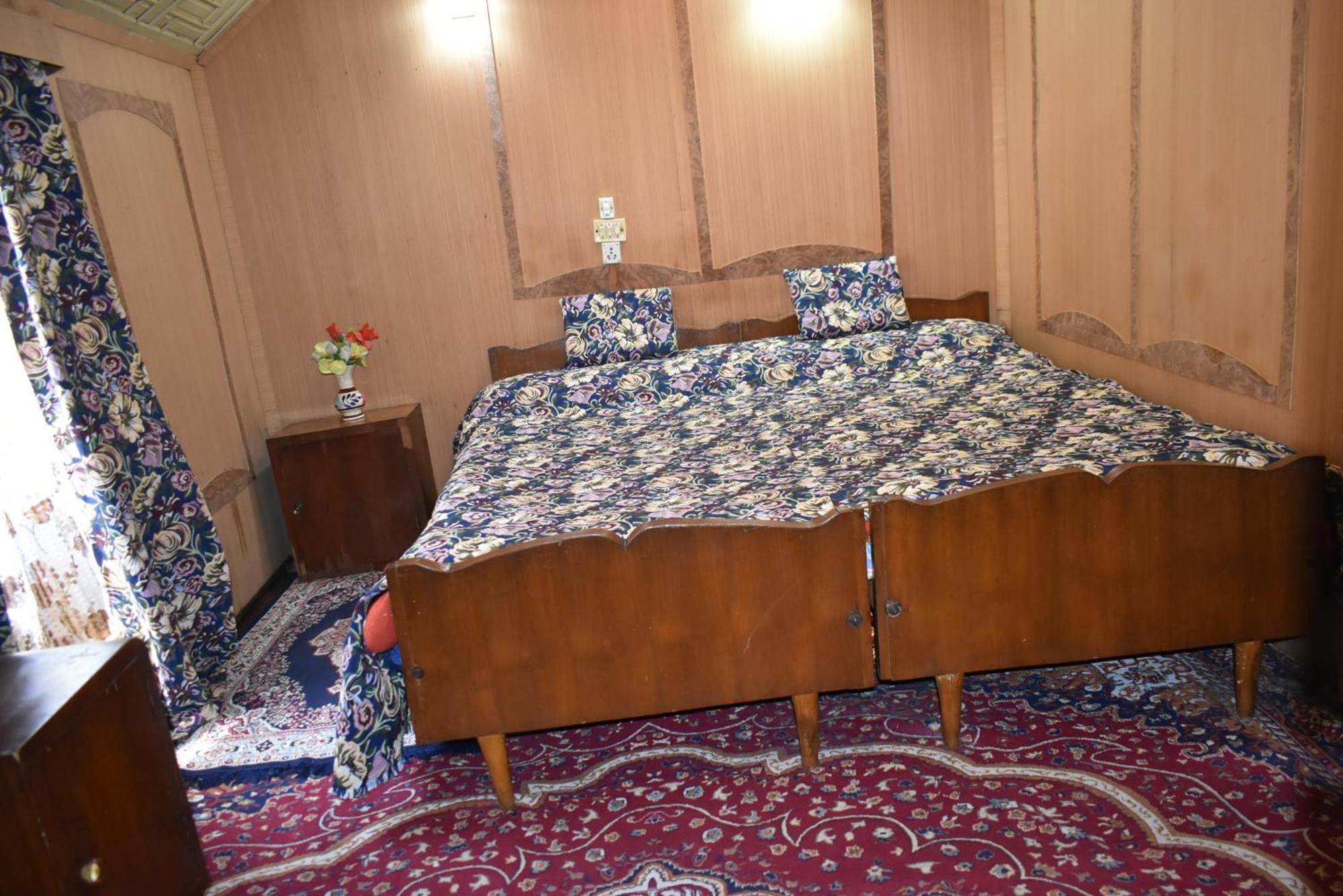 Houseboat Sumbul
