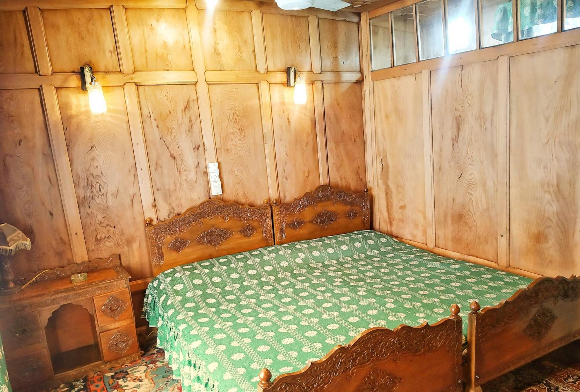 Houseboat Sumbul *