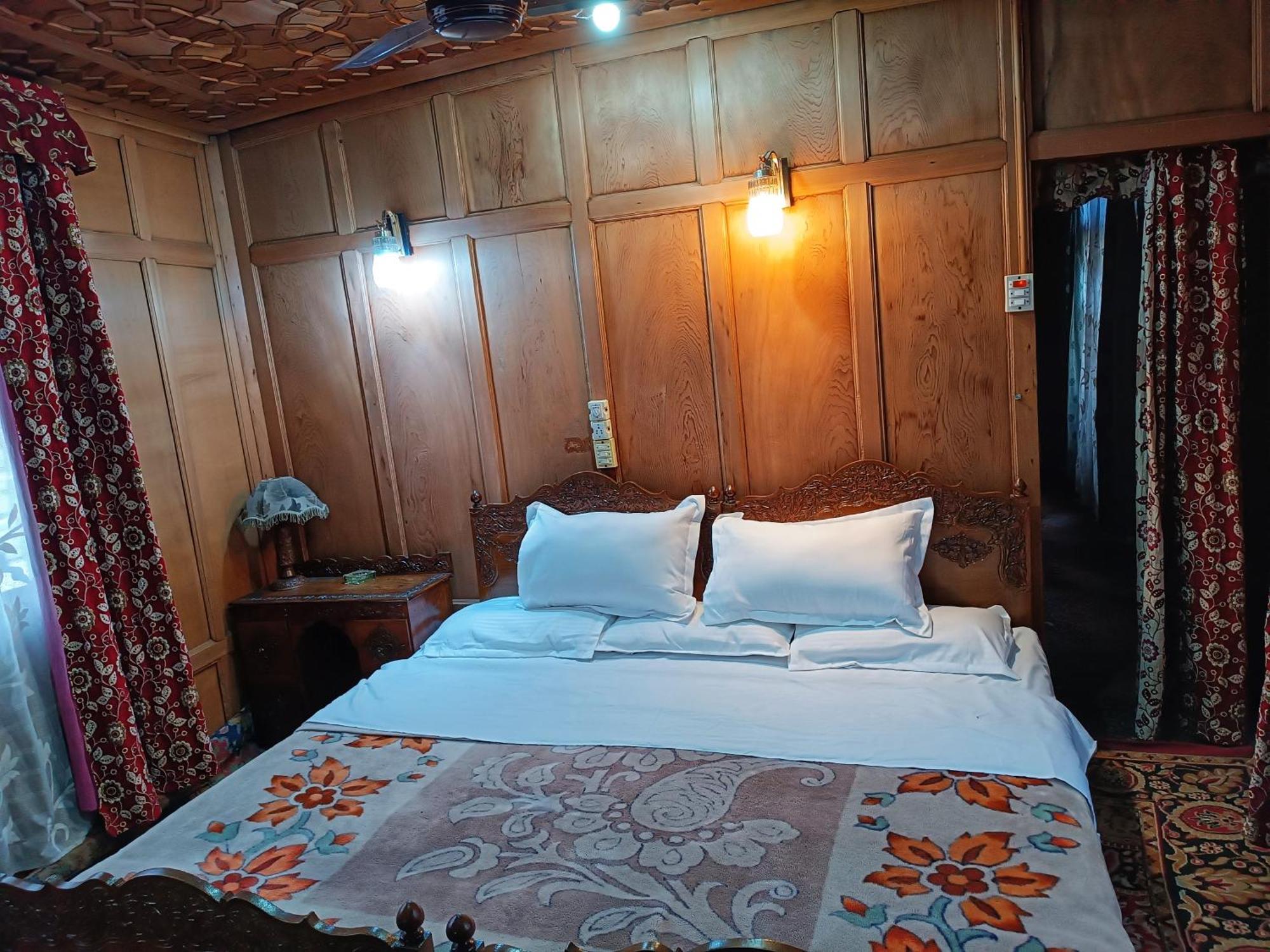 Houseboat Sumbul