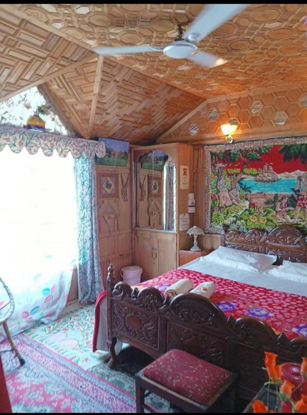 Hotel New Minar Group Of Houseboats Srinagar (Jammu and Kashmir)