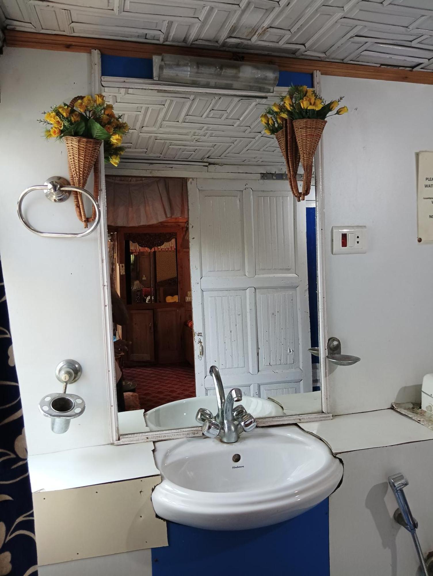 Hotel New Minar Group Of Houseboats Srinagar (Jammu and Kashmir)