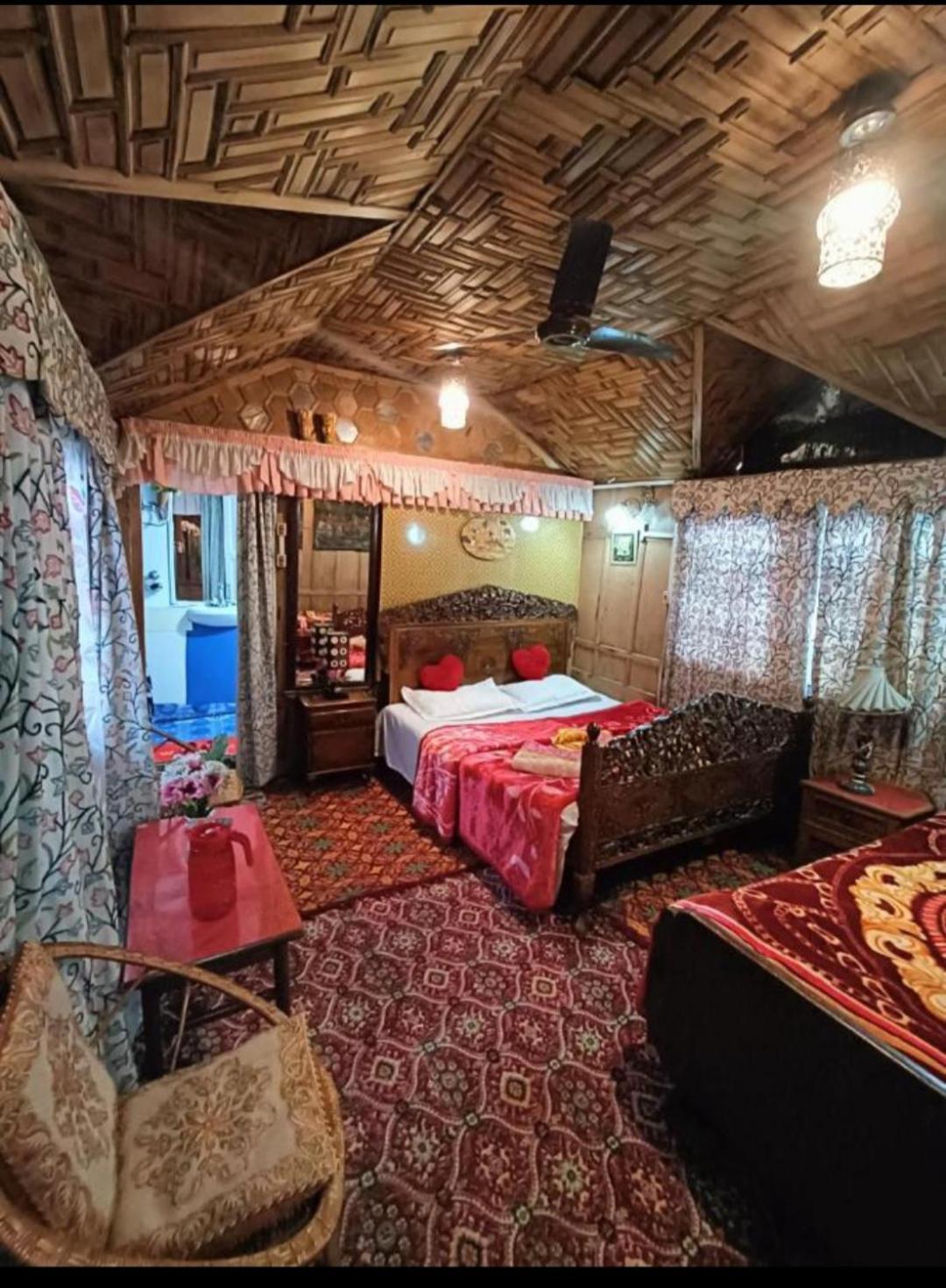 Hotel New Minar Group Of Houseboats