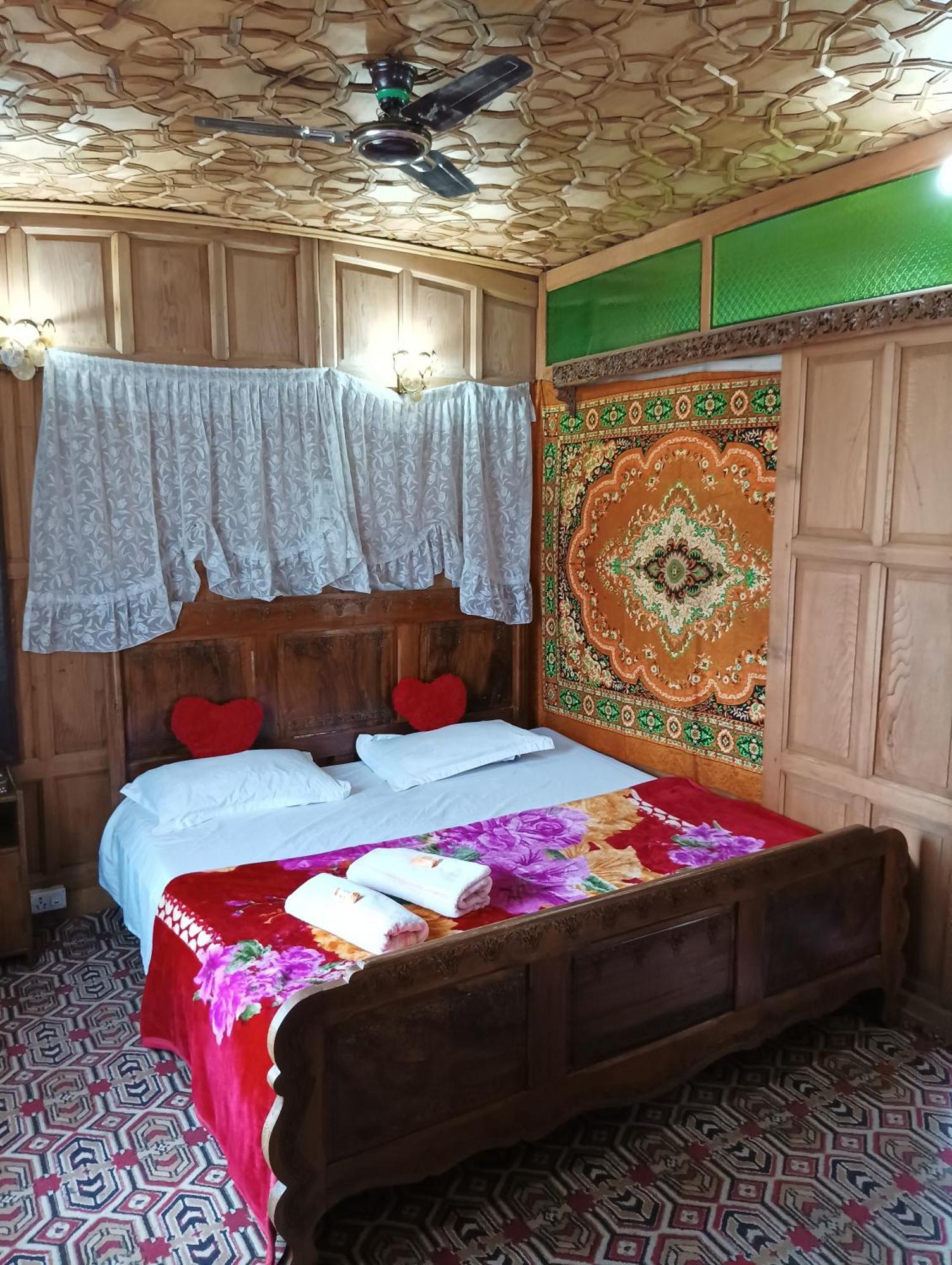 Hotel New Minar Group Of Houseboats Srinagar (Jammu and Kashmir)