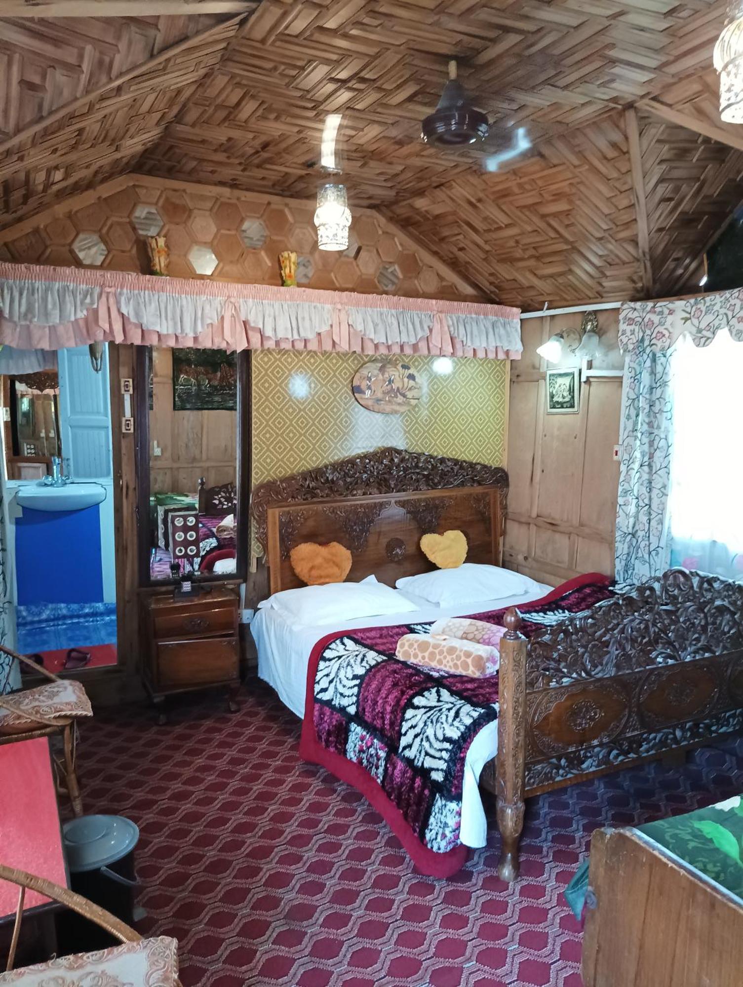 Hotel New Minar Group Of Houseboats