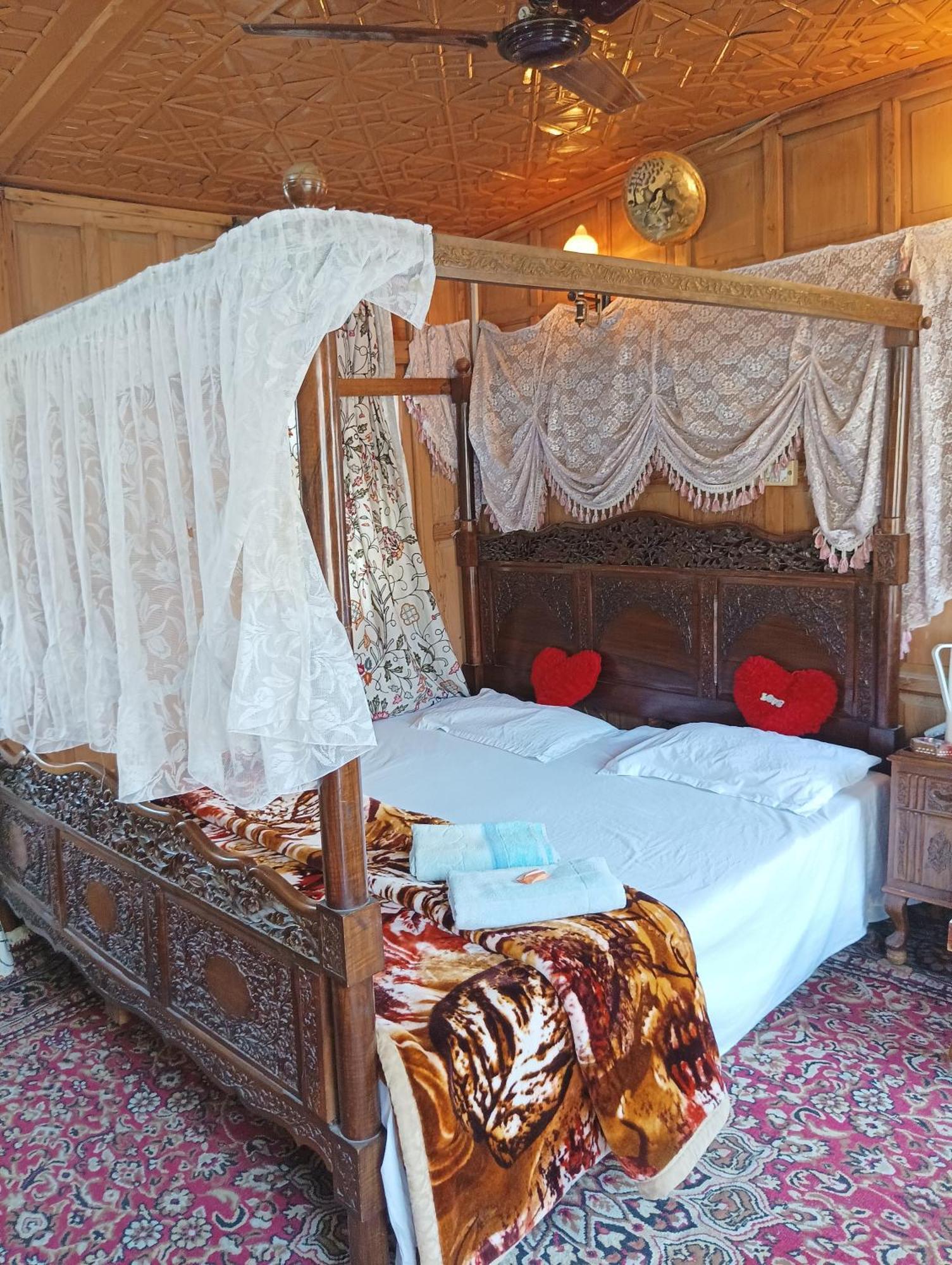 Hotel New Minar Group Of Houseboats Srinagar (Jammu and Kashmir)