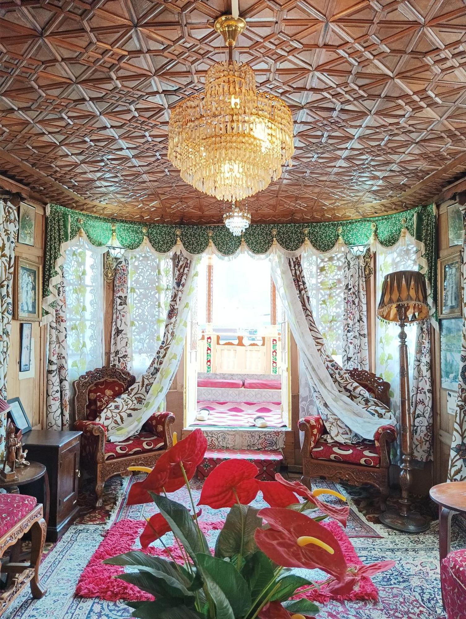 New Minar Group Of Houseboats
