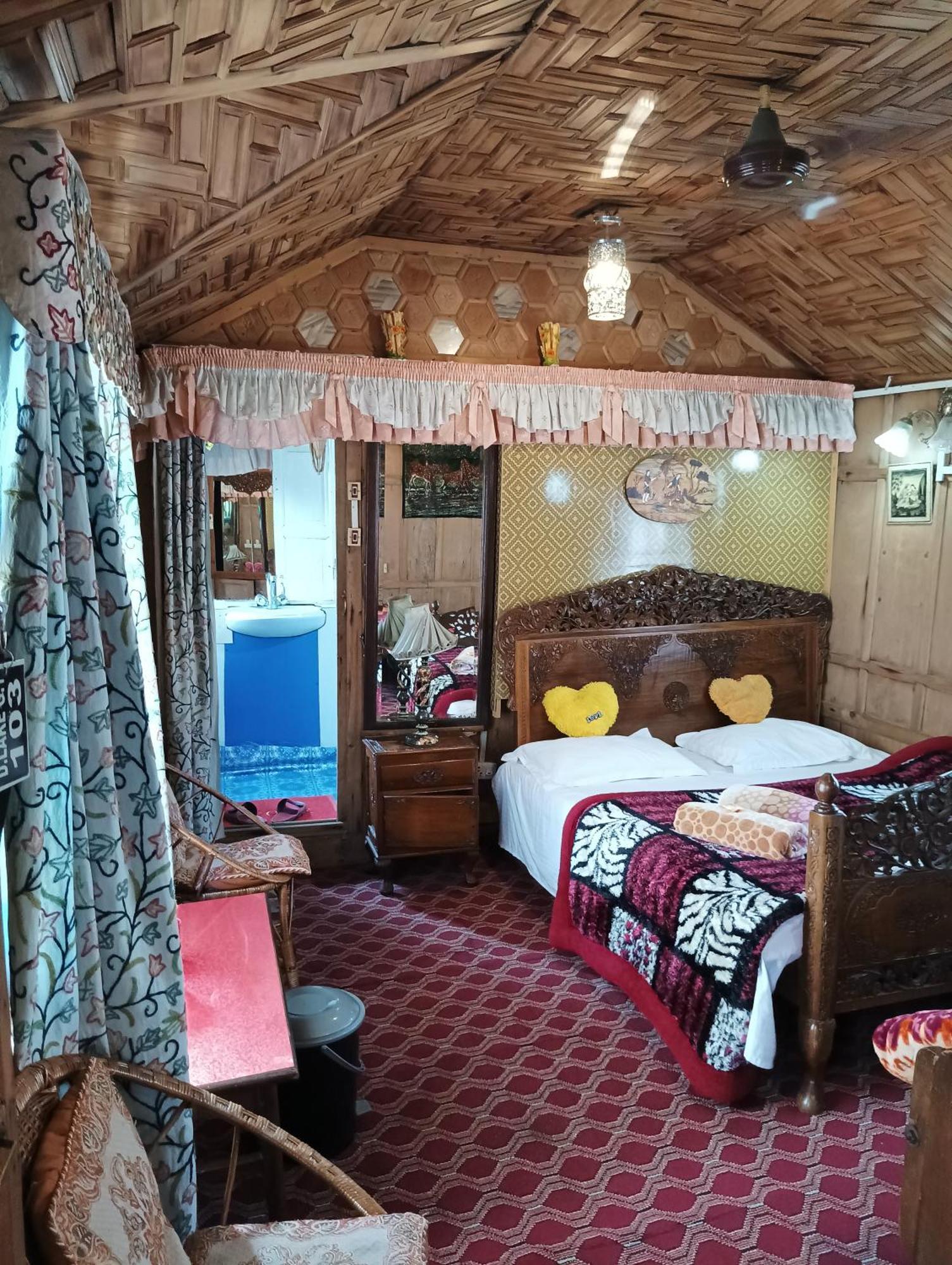 Hotel New Minar Group Of Houseboats