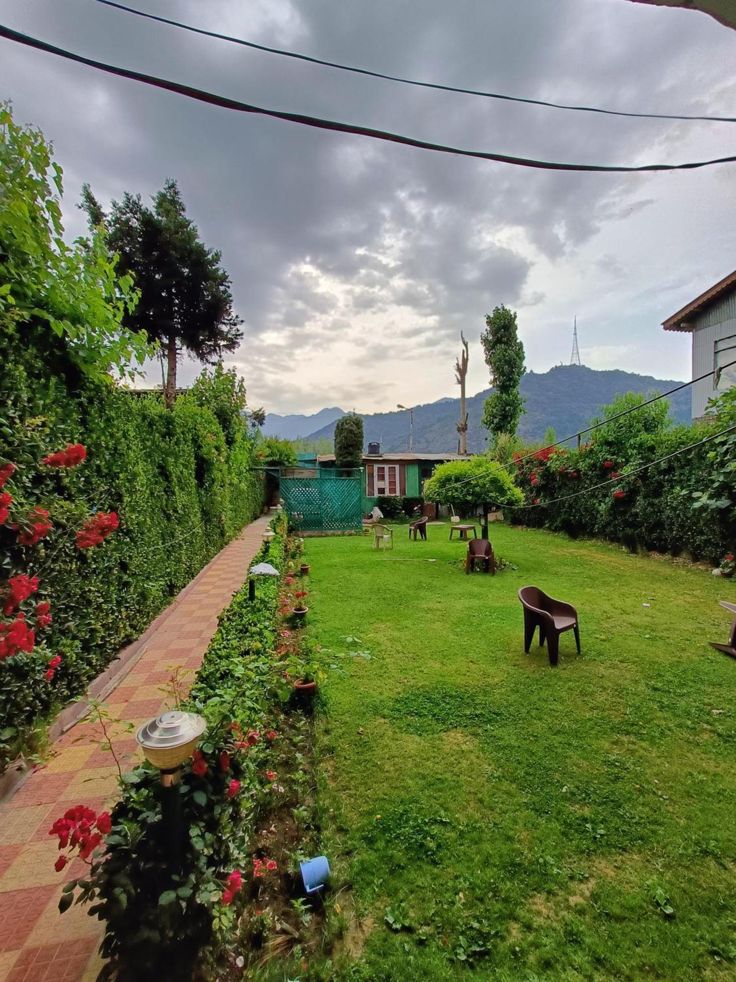 Hotel New Minar Group Of Houseboats Srinagar (Jammu and Kashmir)