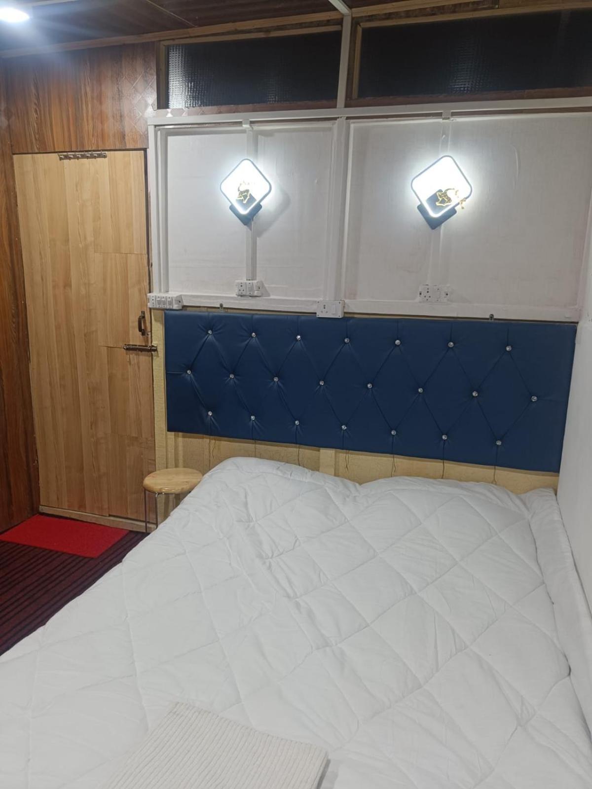 Homestay Shamus Javed Homestay Srinagar (Jammu and Kashmir)