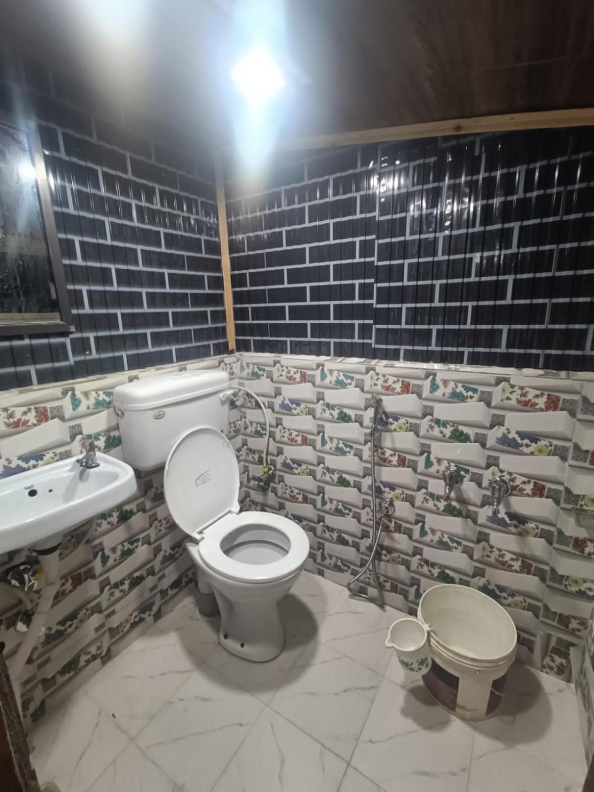 Shamus Javed Homestay * Srinagar (Jammu and Kashmir)