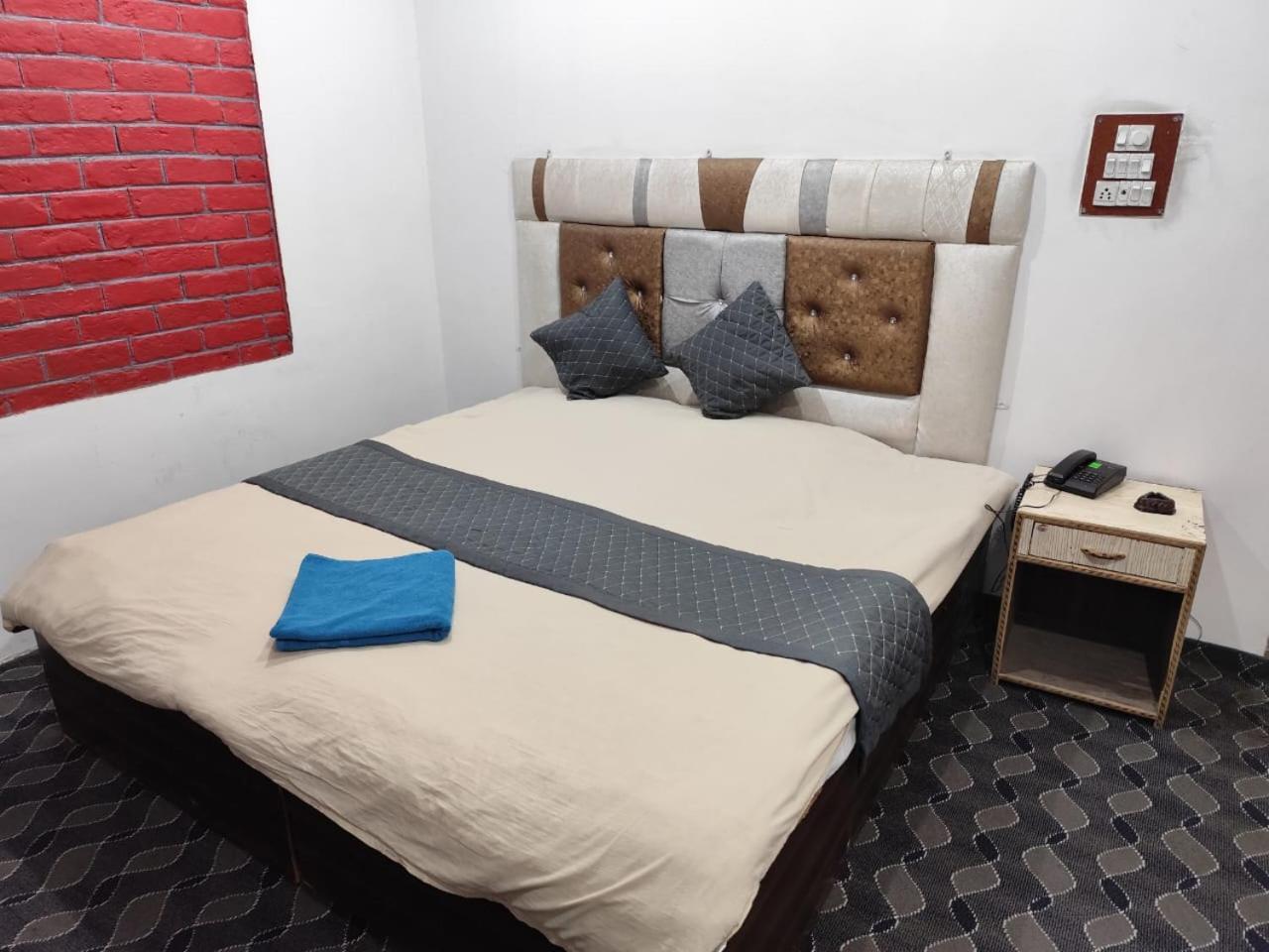 New Heaven Canal Hotel 2*