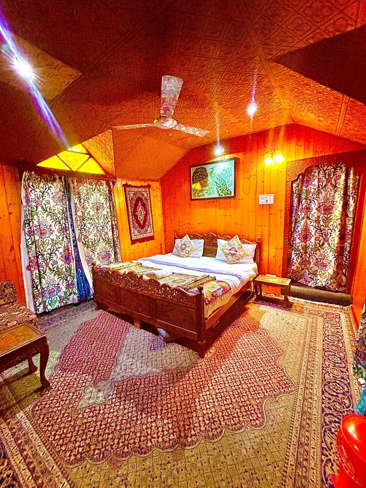 Hareem Group Of Houseboats