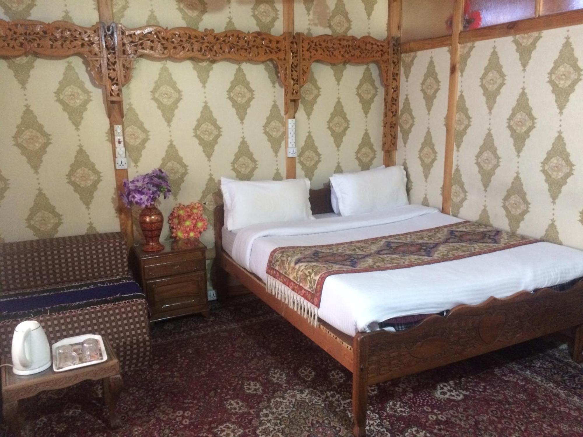 Houseboat Altaf And Transportation 4*
