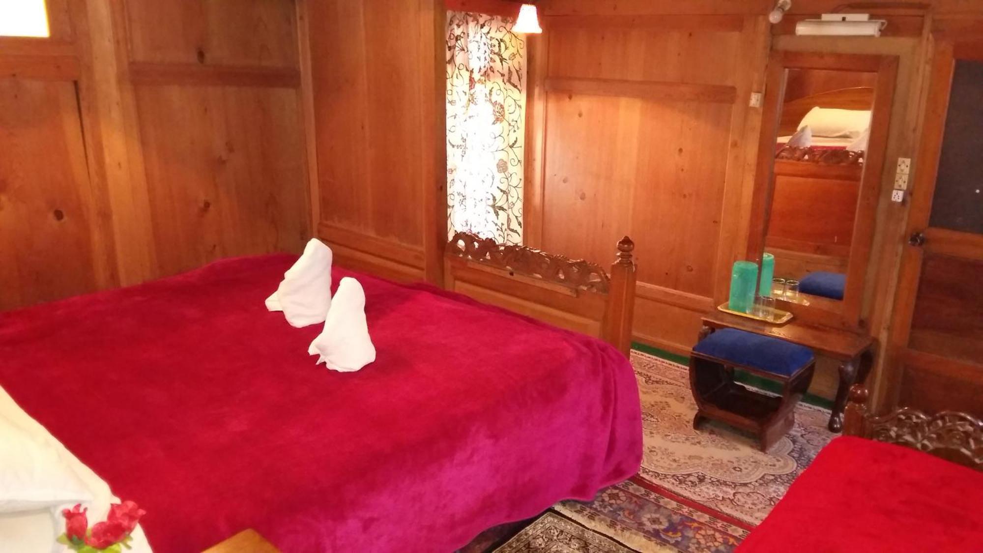 Jacqueline Houseboat * Srinagar (Jammu and Kashmir)