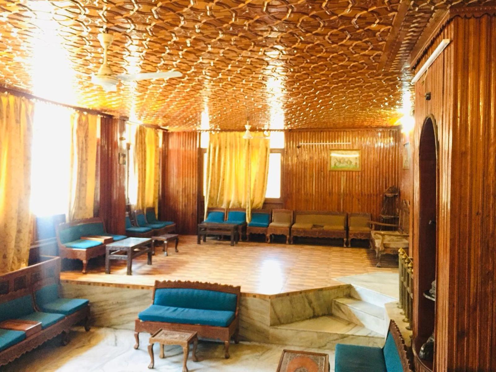 Hotel Kashmir Hill Town 3*