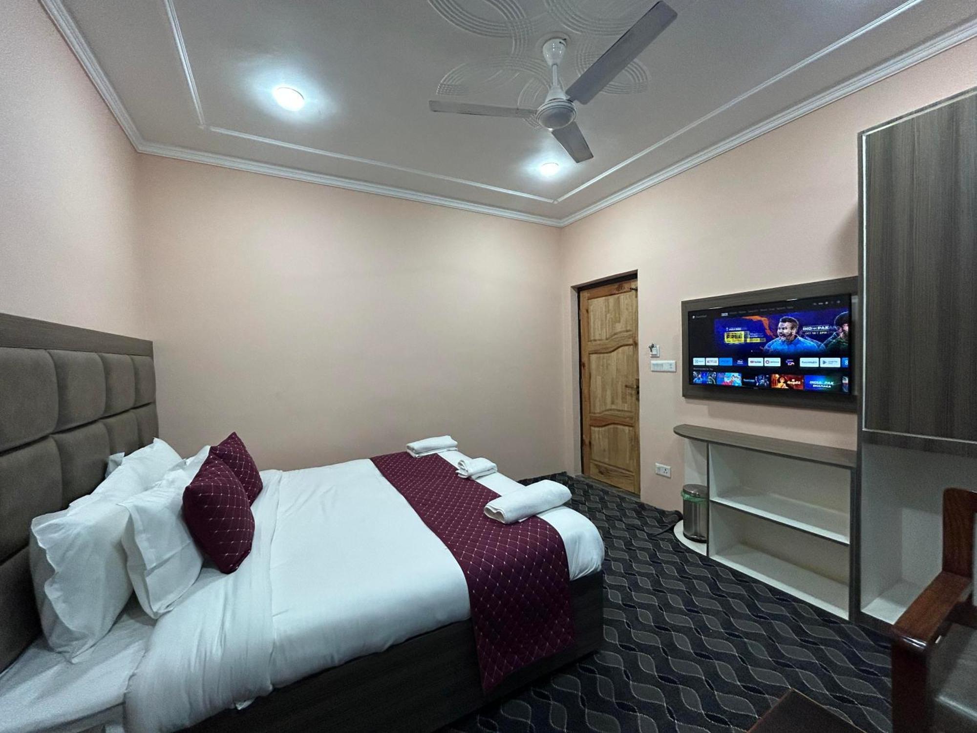 Fair Mount, Airport Road, Humhama Hotel 3*