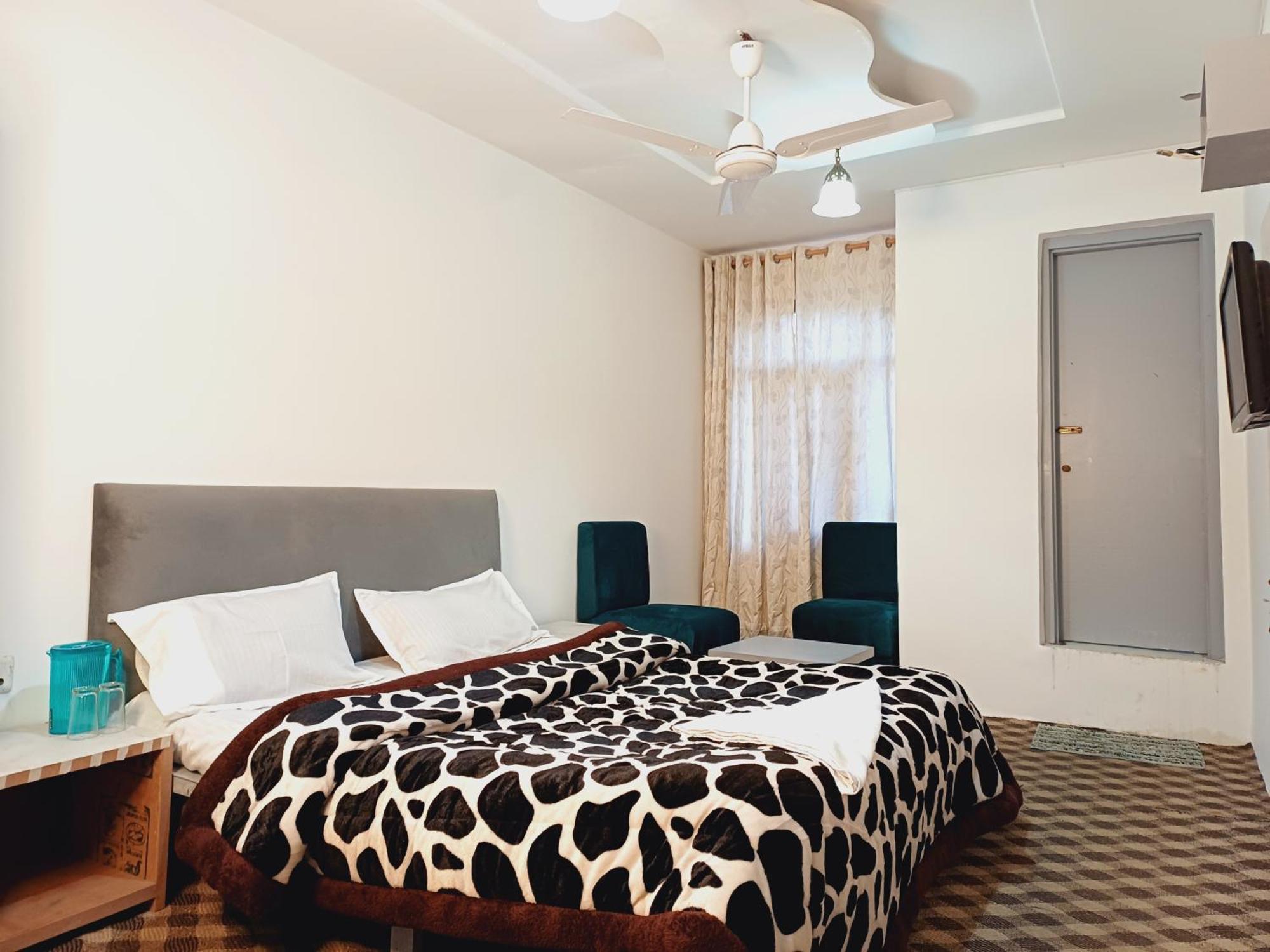 Hotel New Aashiyana Srinagar (Jammu and Kashmir)