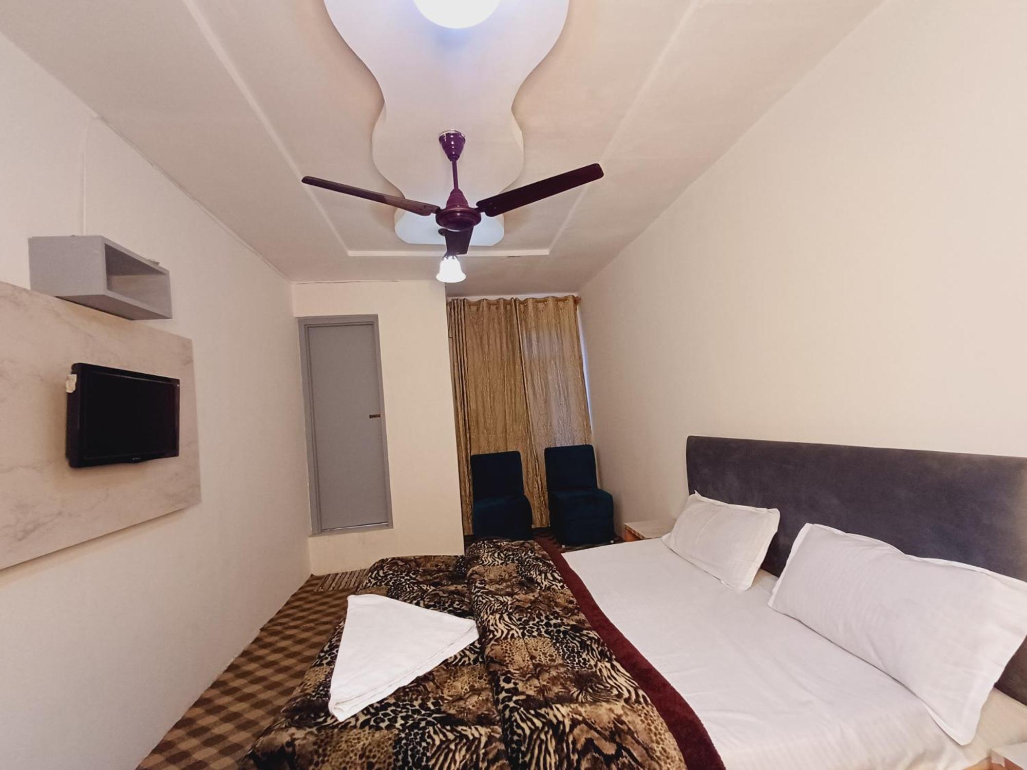 Hotel New Aashiyana Srinagar (Jammu and Kashmir)