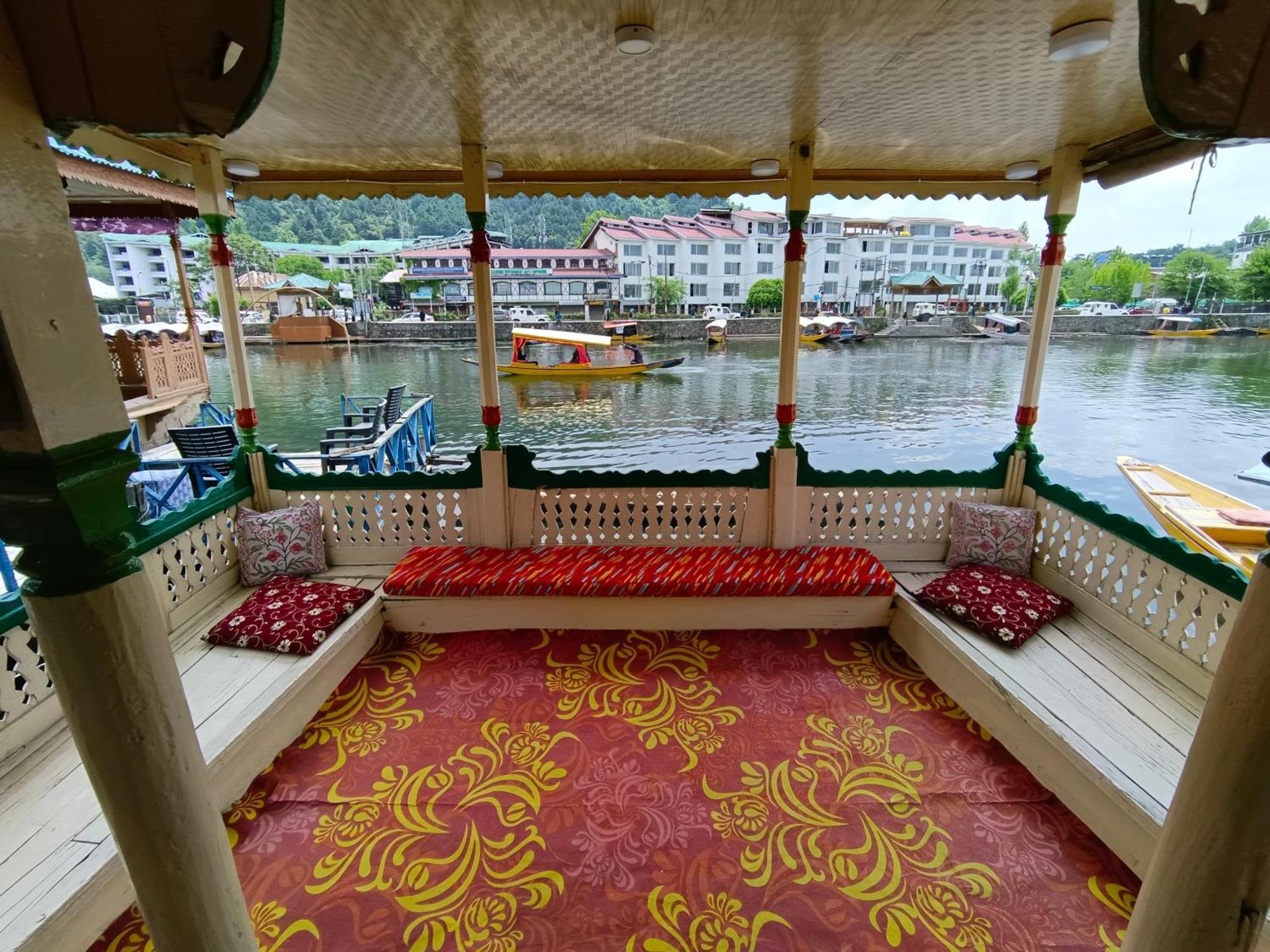 The Dreamer Destination' Houseboat Srinagar (Jammu and Kashmir)
