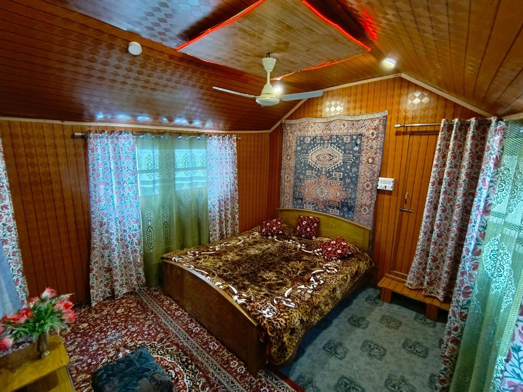 Hotel The Dreamer Destination' Houseboat